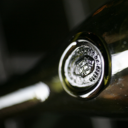 Sceau sur une bouteille de vins de Bourgogne - © BIVB / armellephotographe.com